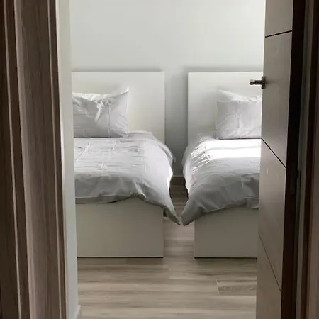 Modern Beachside Townhouse W/ Private Pool 马尔韦利亚